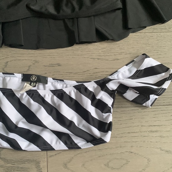 Two Off the Shoulder Bathing Suit Tops in Size 6 and M - Picture 3 of 7